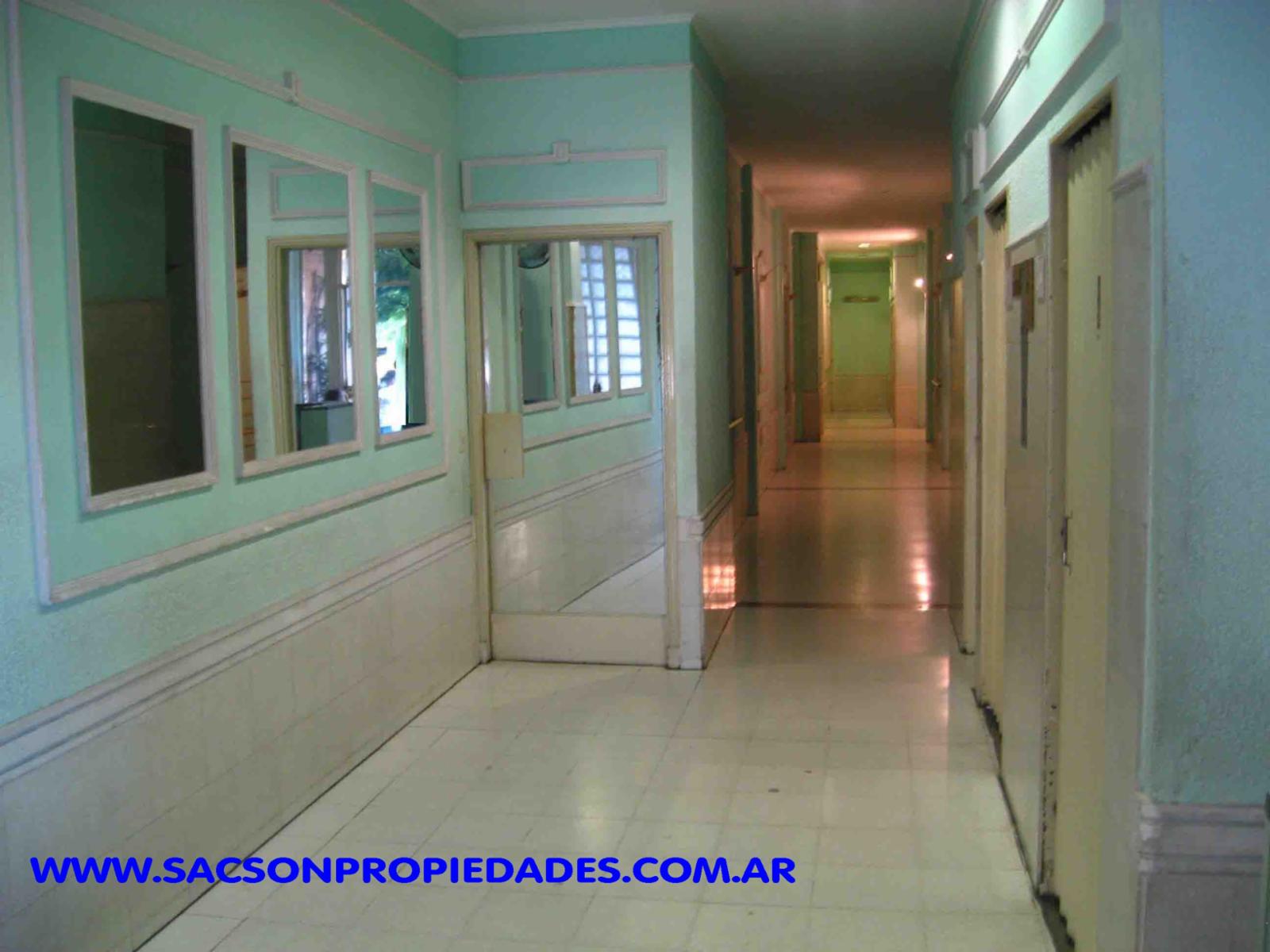 V578 Ramos Mejia Departamento 1 amb. Amplio sobre Av. Rivadavia Oportunidad — foto 2