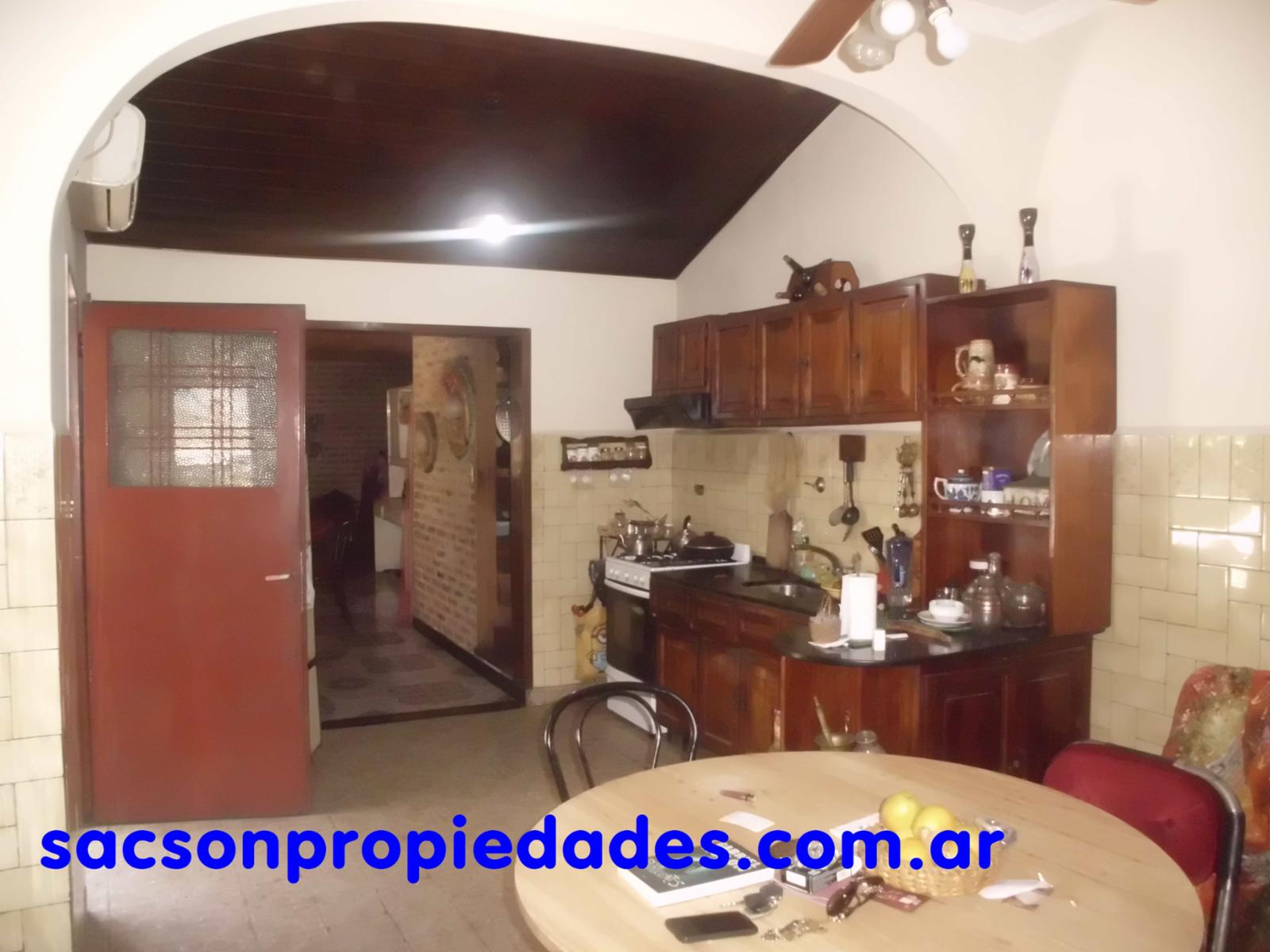 V579 Villa Sarmiento casa 5 amb. con galeria y patio. — foto 3