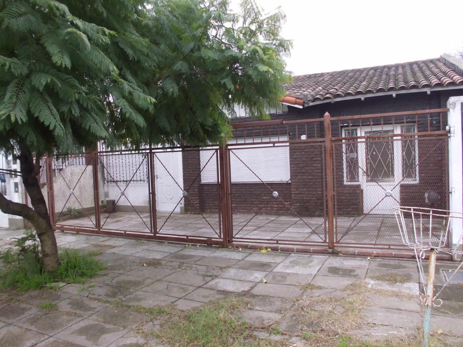 V403 Moron Venta CASA 4 amb y Departamento 2 amb. con patio
