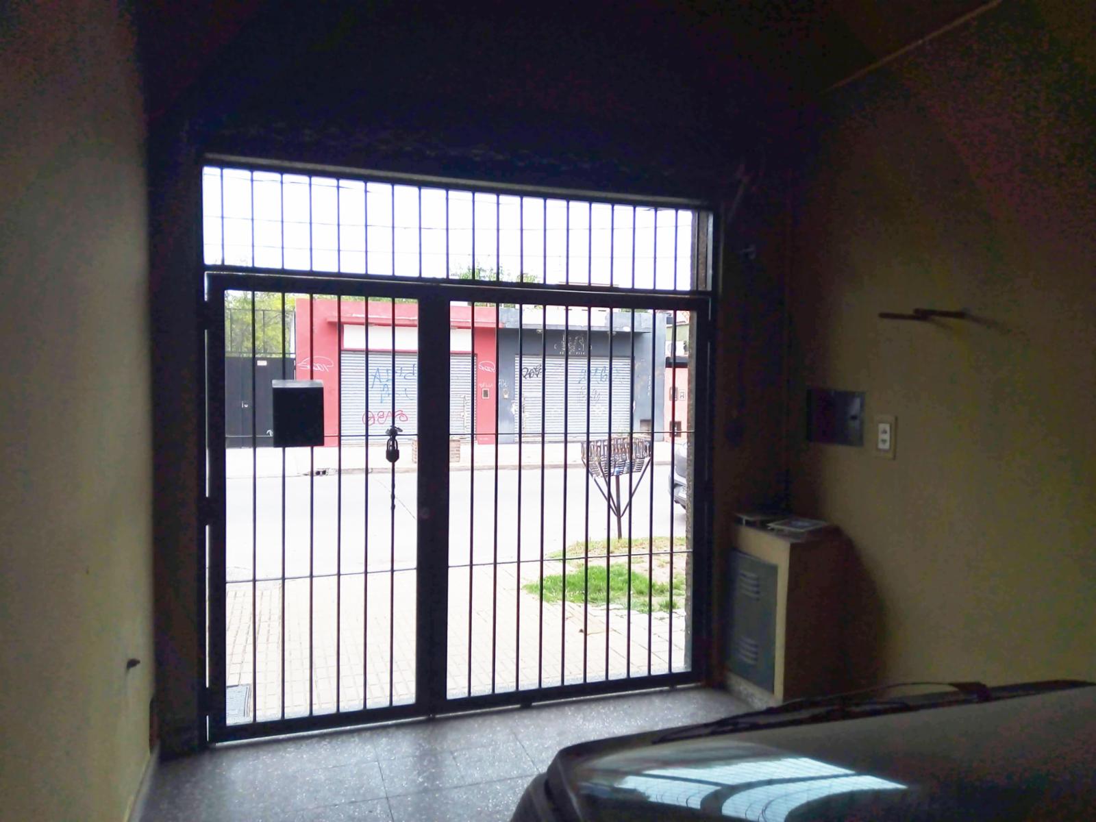 V700 Venta Jose Marmol Casa 4 Amb. con Garaje, Galpon y Fondo Libre Mas Local — foto 4