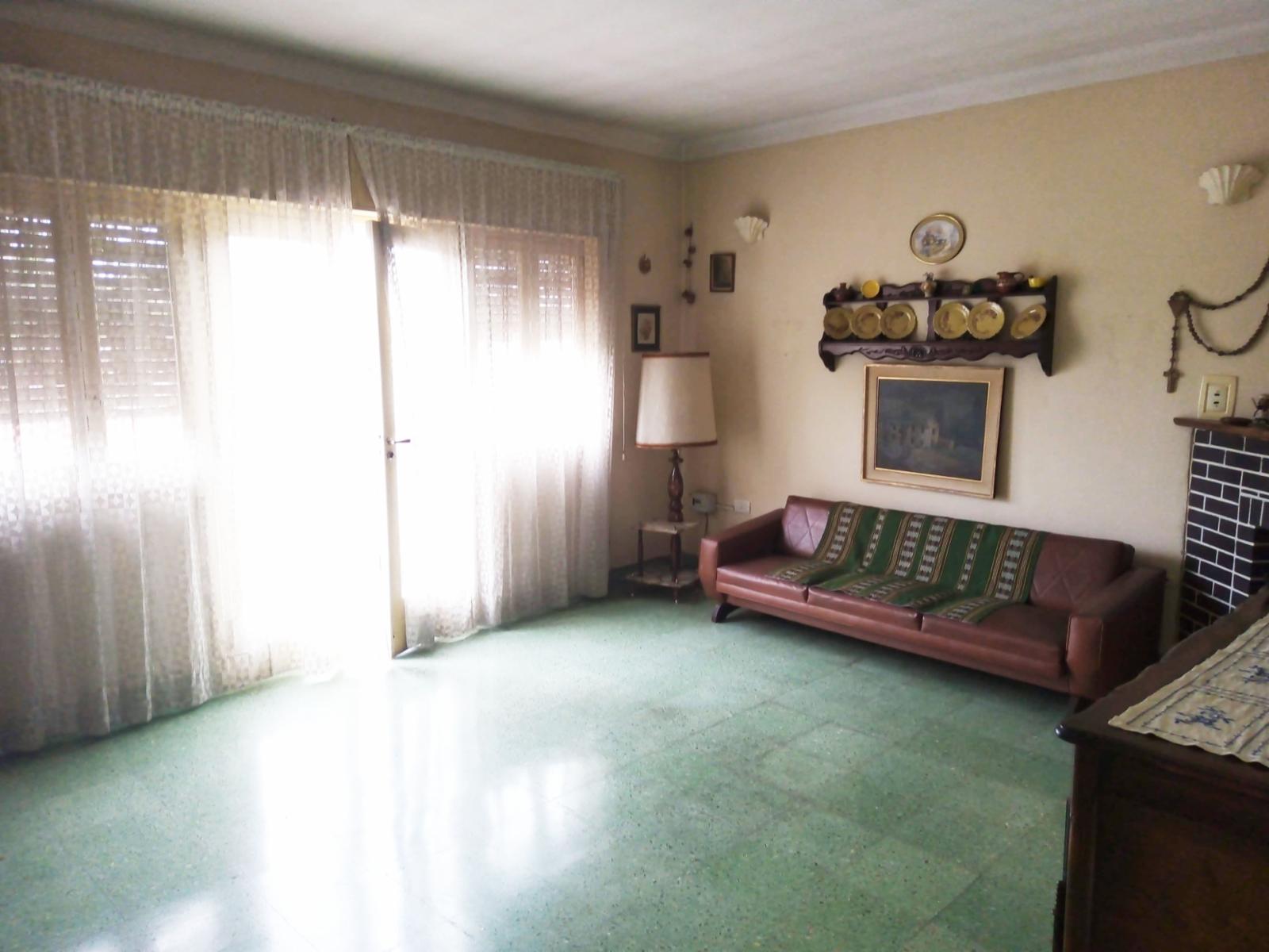 V700 Venta Jose Marmol Casa 4 Amb. con Garaje, Galpon y Fondo Libre Mas Local — foto 10