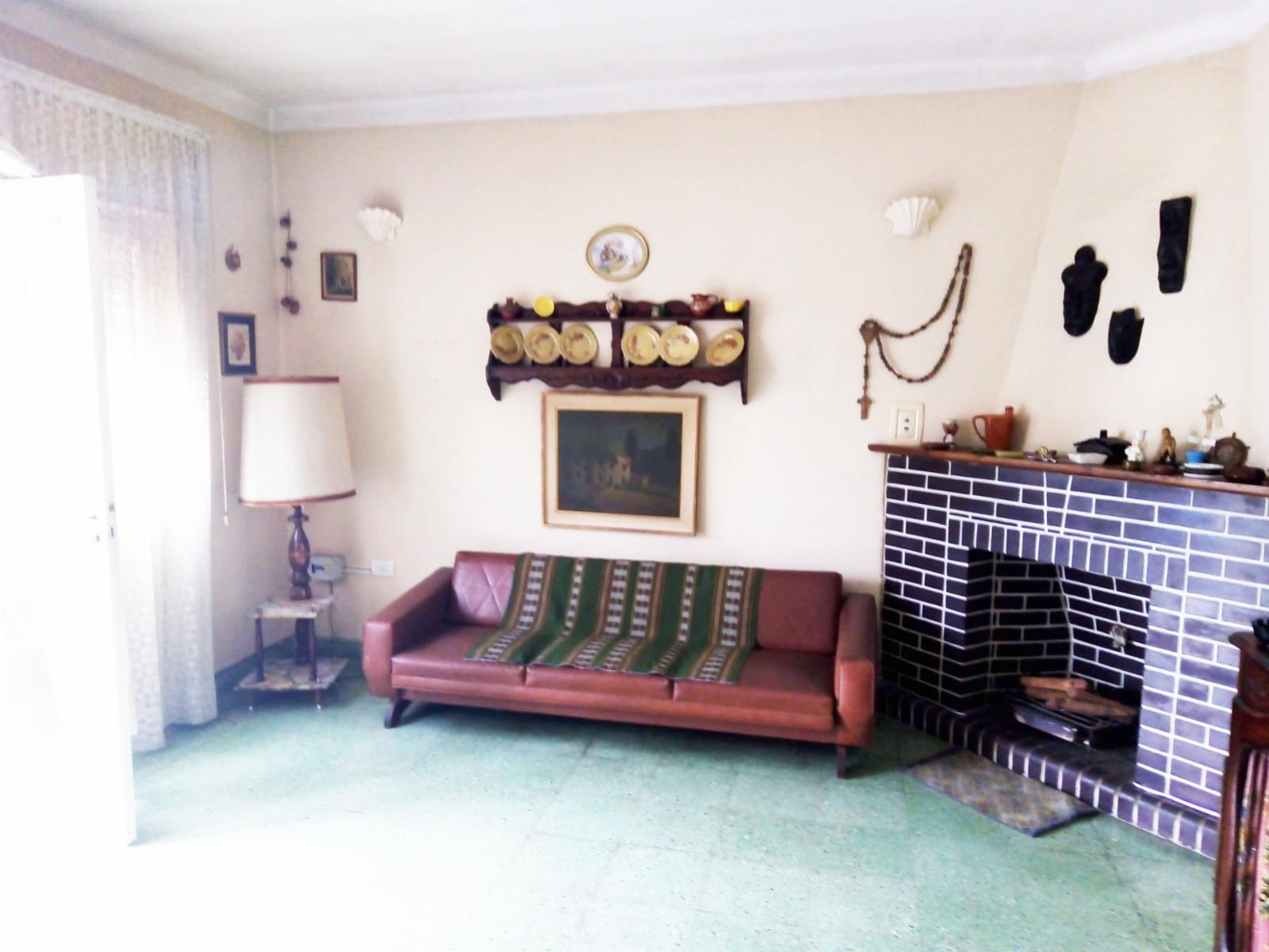 V700 Venta Jose Marmol Casa 4 Amb. con Garaje, Galpon y Fondo Libre Mas Local — foto 11
