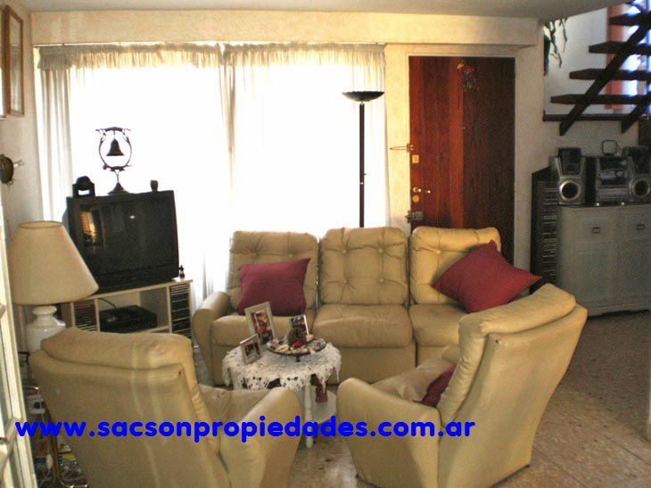 V299 Villa Sarmiento Venta Casa 5 amb sobre Doble lote con parque, zona residencial — foto 2