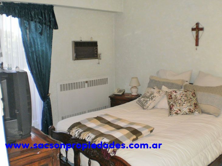 V299 Villa Sarmiento Venta Casa 5 amb sobre Doble lote con parque, zona residencial — foto 5