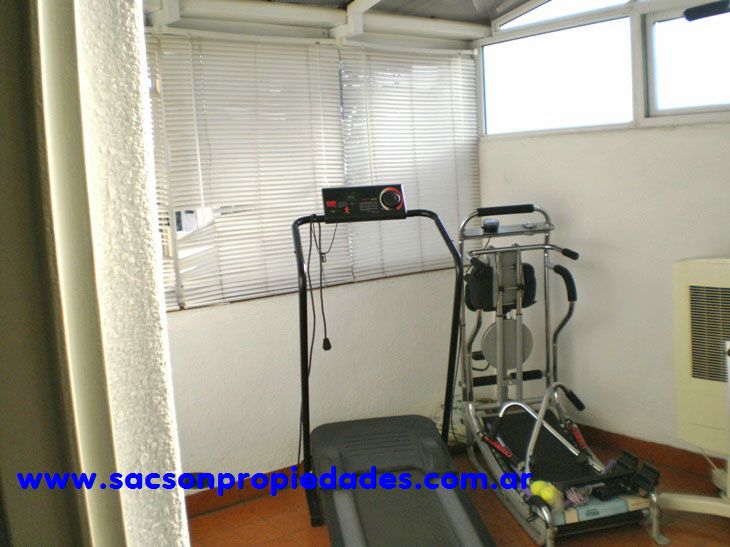 V299 Villa Sarmiento Venta Casa 5 amb sobre Doble lote con parque, zona residencial — foto 8