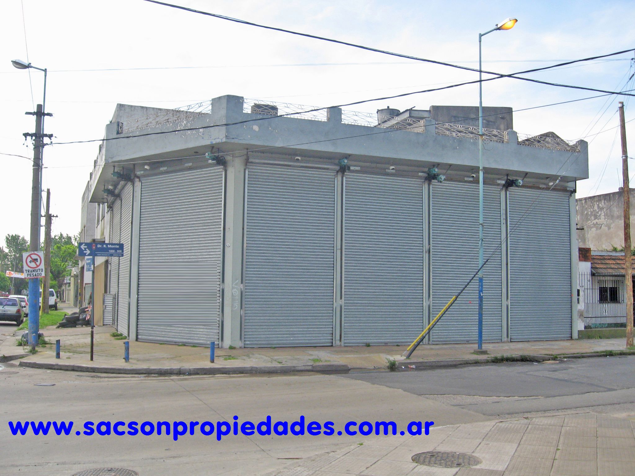 V304 Moron Venta amplio Local mas departamento 3 amb.
