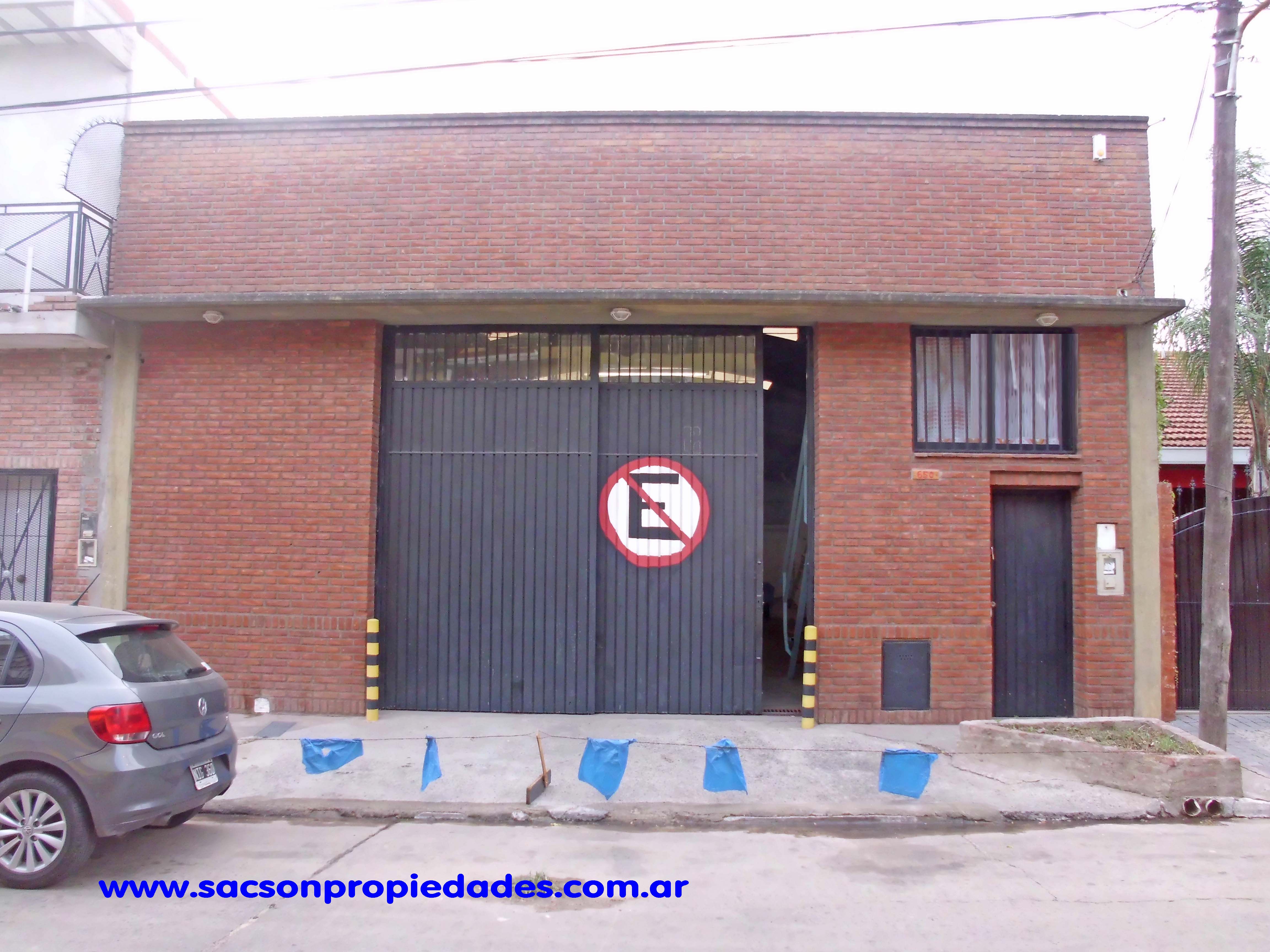 V445 Ezpeleta Venta Amplio Galpon Excelente estado - Todos los servicios