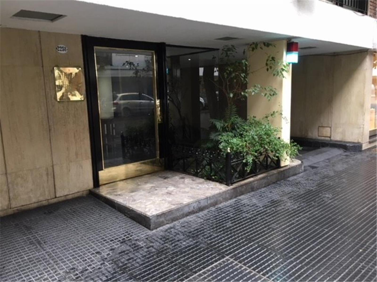 Dpto. 3 Amb. con dependencia de serv. y patio. - 1