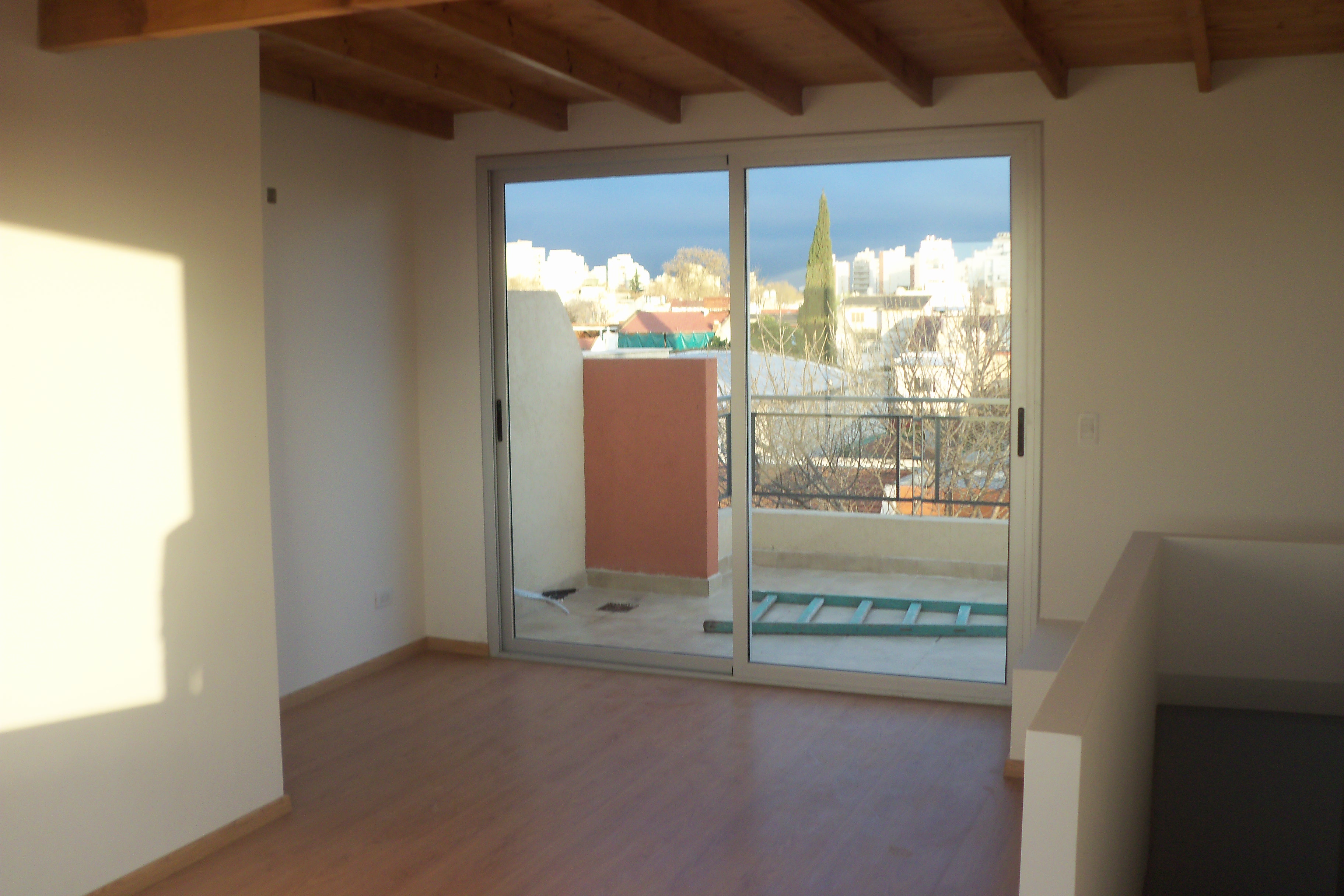 FABULOSO TRIPLEX 4 AMB. CON PLAY ROOM PATIO PARRILLA Y TERRAZA IMPECABLE CALIDAD PREMIUM — foto 7