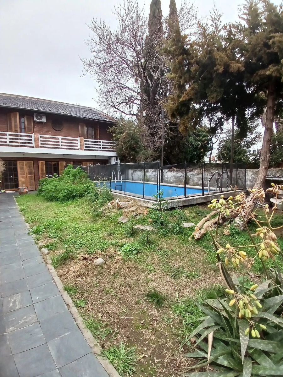 CASA S/ LOTE 8,66 X 50 CON FONDO PISCINA Y COCHERA 4 AUTOS — foto 3