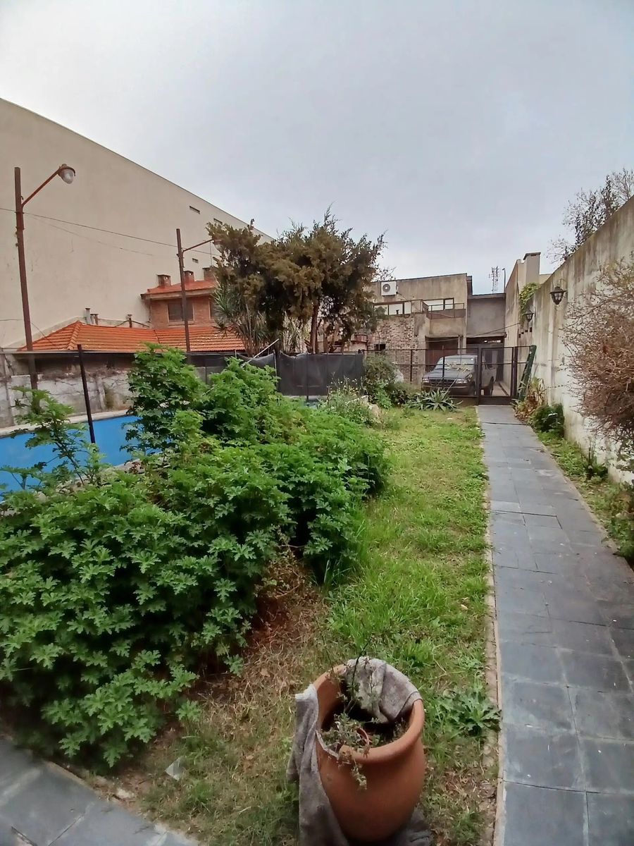 CASA S/ LOTE 8,66 X 50 CON FONDO PISCINA Y COCHERA 4 AUTOS — foto 5