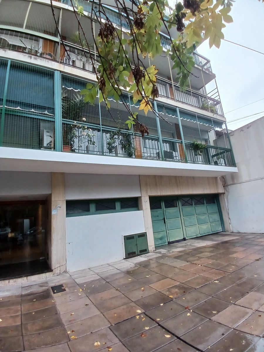 DEPARTAMENTO DE 2 AMB MUY AMPLIO CTFTE BALCON CORRIDO Y COCHERA DESCUBIERTA FIJA - 1