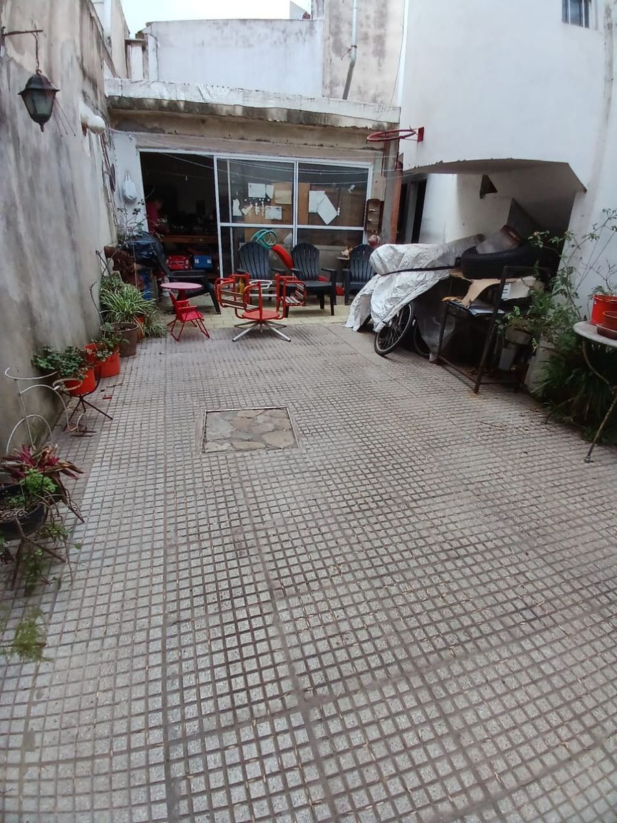 CASA EN 3 PLANTAS 4 DORMITORIOS PATIO COCHERA P/ 2 AUTOS - 22