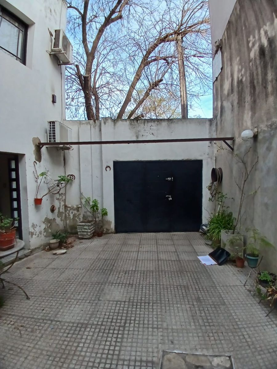 CASA EN 3 PLANTAS 4 DORMITORIOS PATIO COCHERA P/ 2 AUTOS - 23