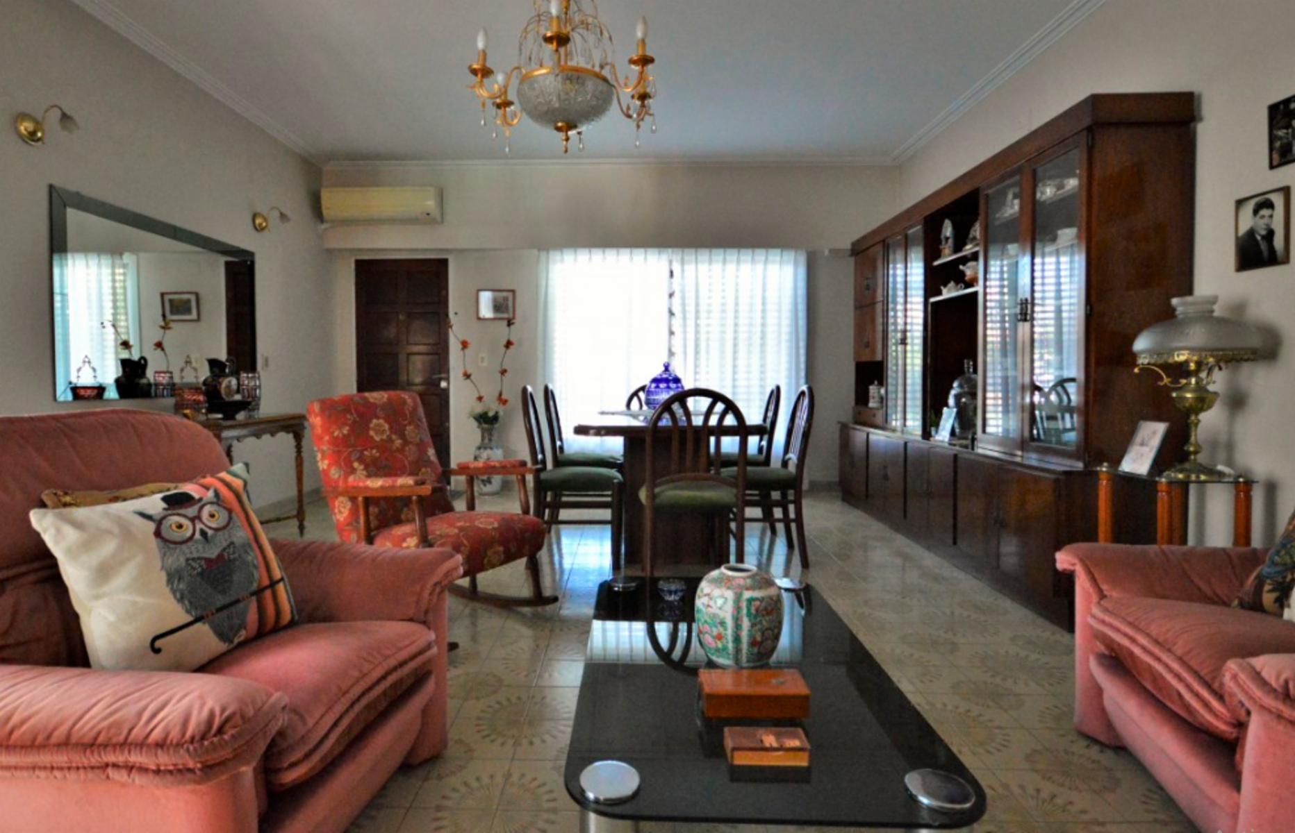 VENTA HERMOSO CHALET EN ITUZAINGO