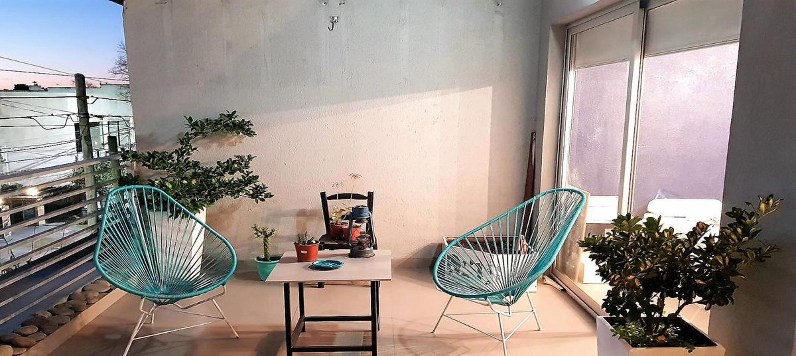 Departamento 2 ambientes con terraza propia y cochera ubicado en zona exclusiva de Castelar norte. Impecable