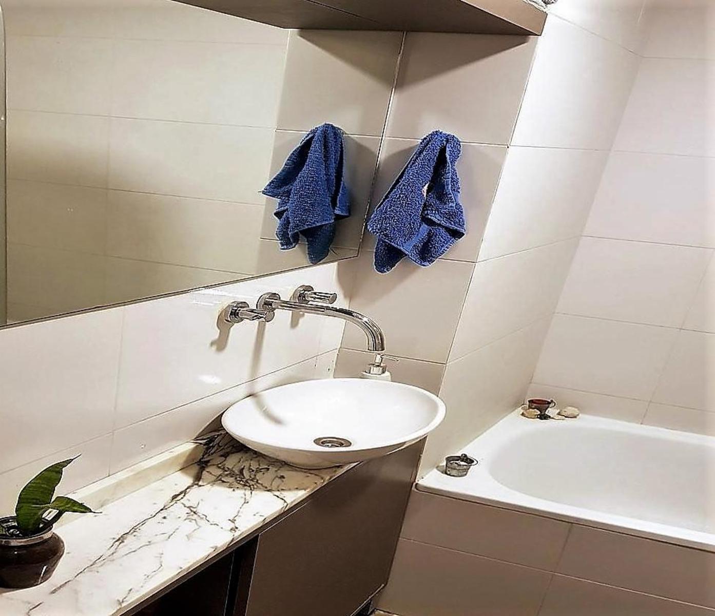 Departamento 2 ambientes con terraza propia y cochera ubicado en zona exclusiva de Castelar norte. Impecable — foto 2