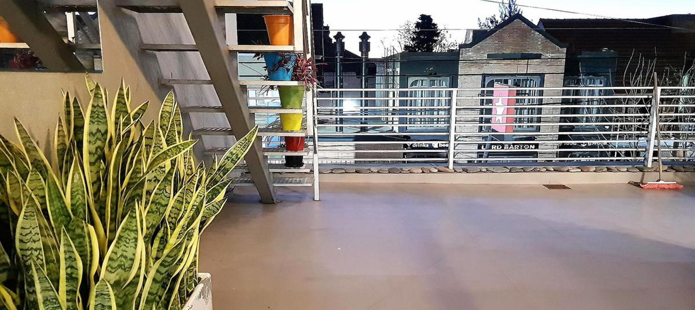 Departamento 2 ambientes con terraza propia y cochera ubicado en zona exclusiva de Castelar norte. Impecable — foto 4
