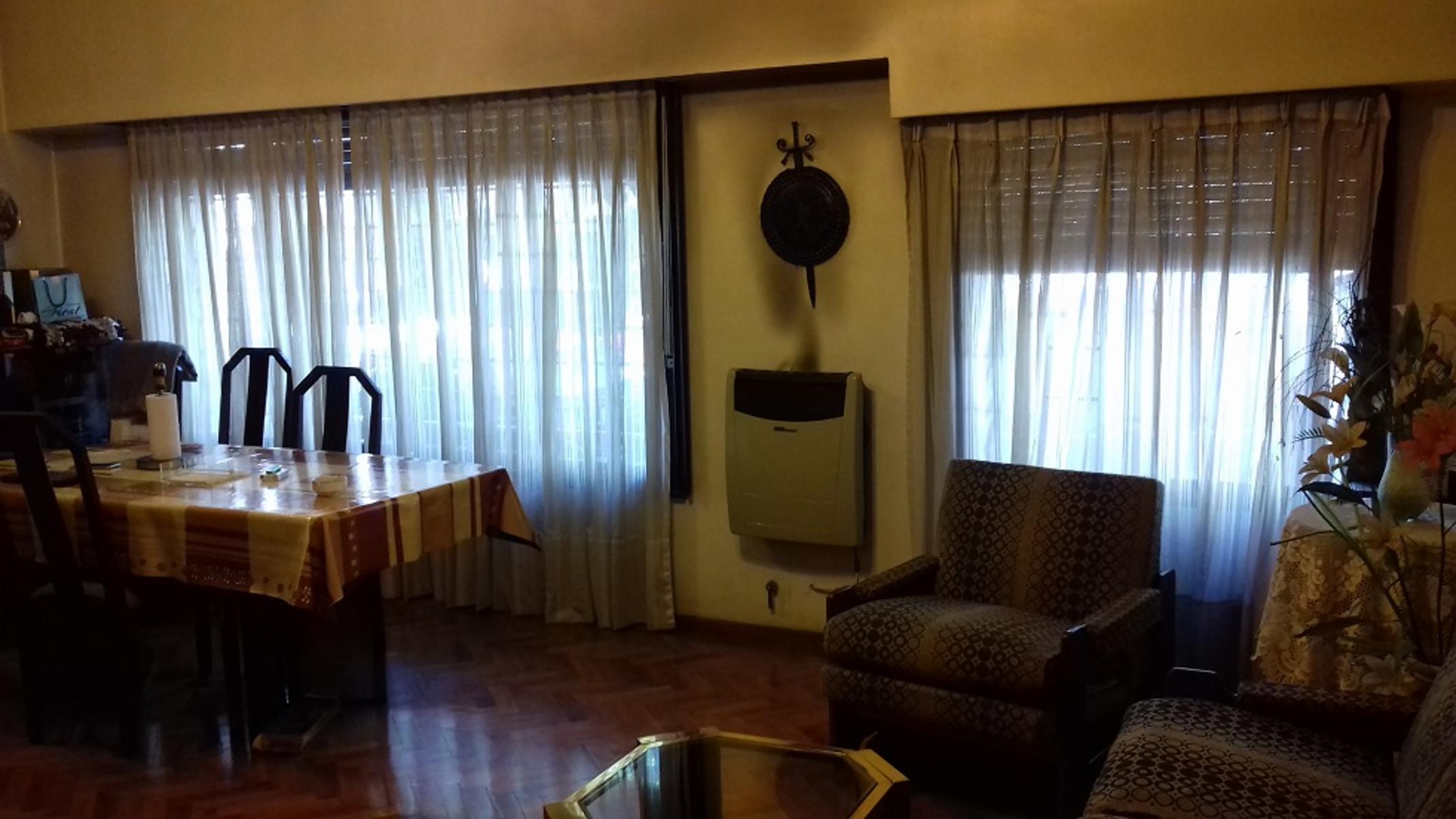 Amplio Tipo Casa P.H Sin Expensas 3 Amb al Frente Planta Baja Falcón y Pergamino — foto 3