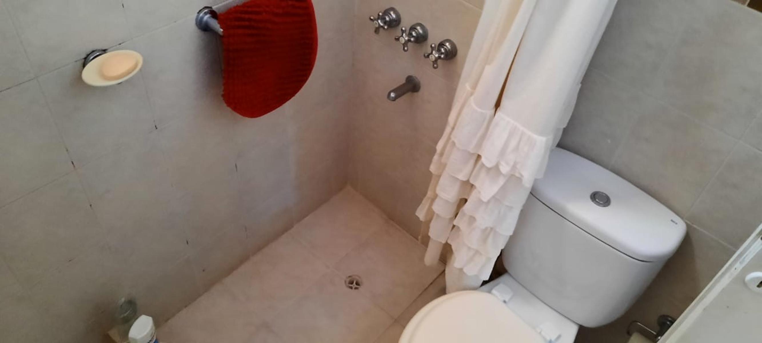 Excelente casa con quincho - 3