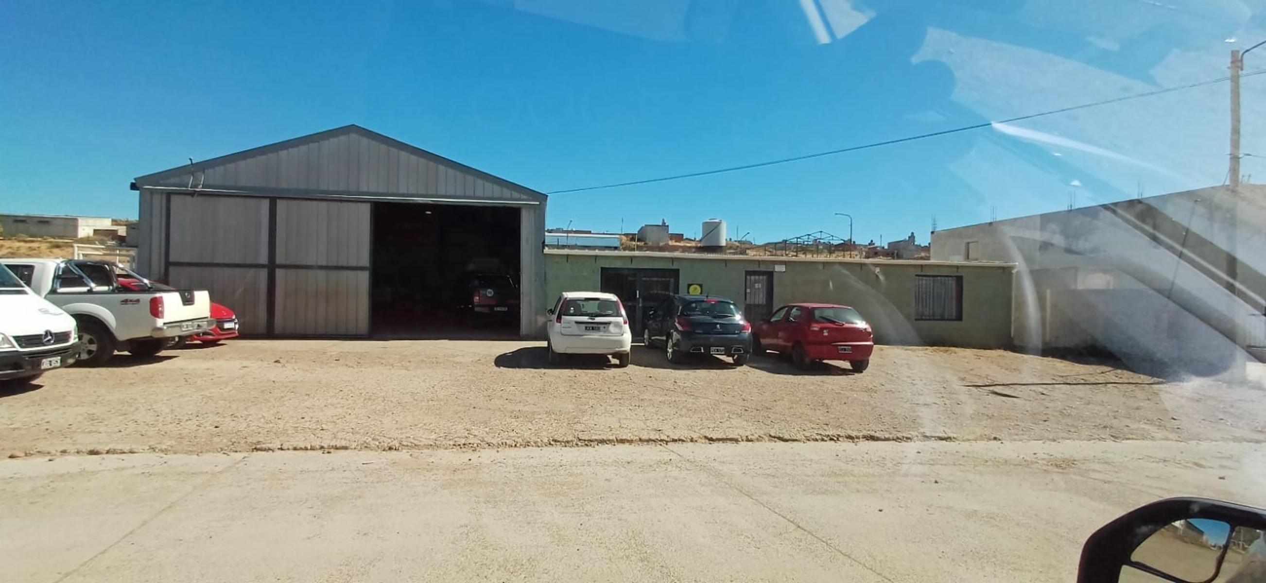 Excelente galpón en barrio industrial - 1