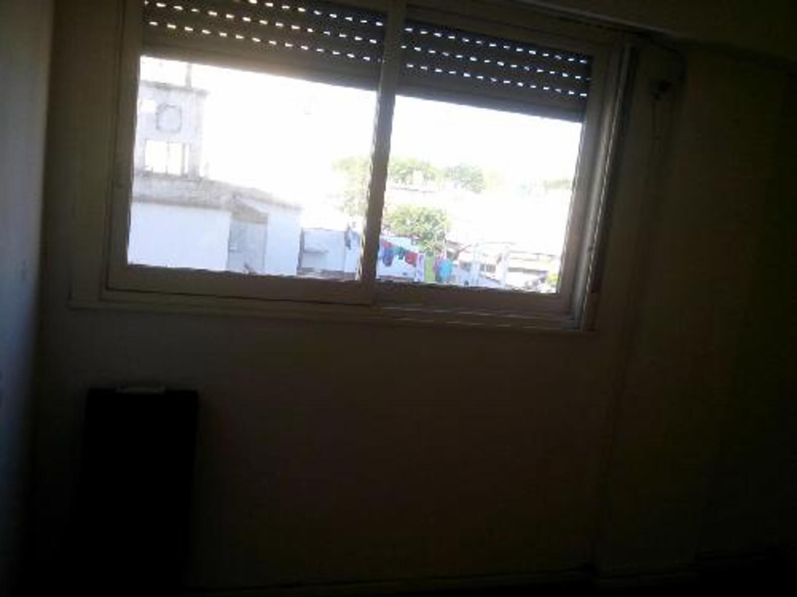 MUY BUEN DEPARTAMENTO CON BALCON AL FRENTE LA FRONDA 1600 FLORES. - 3