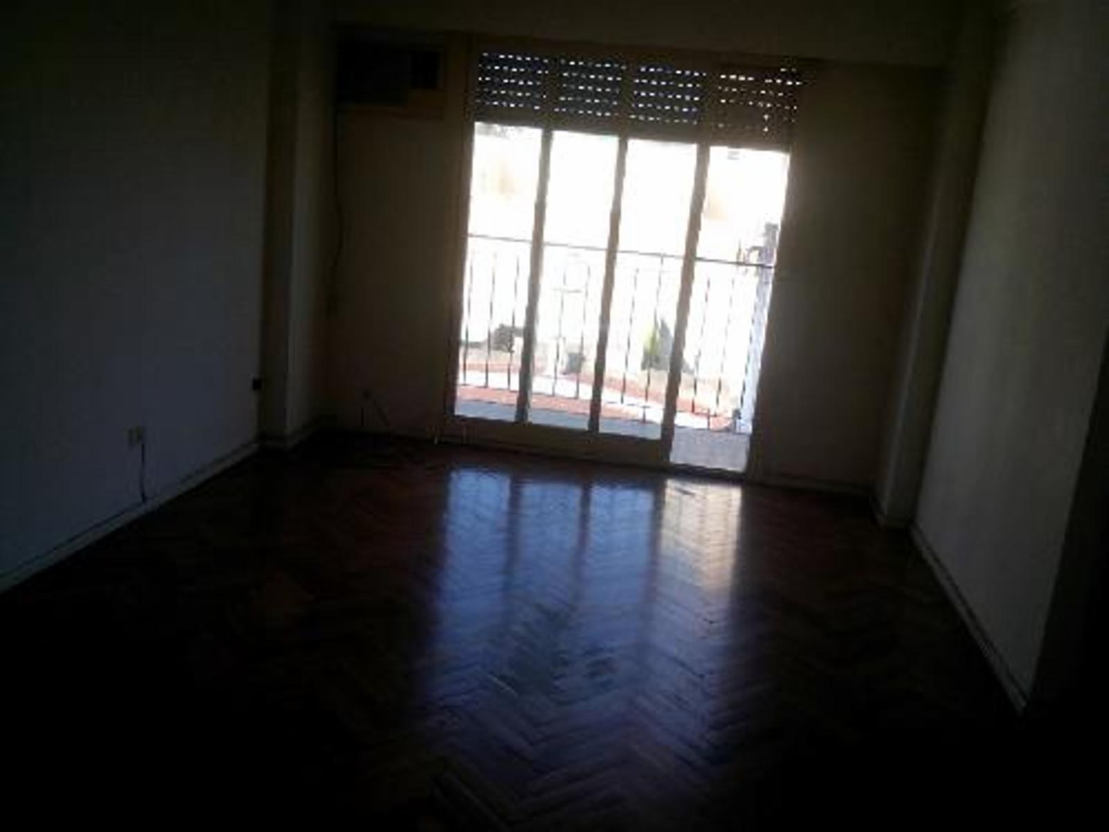 MUY BUEN DEPARTAMENTO CON BALCON AL FRENTE LA FRONDA 1600 FLORES. - 8