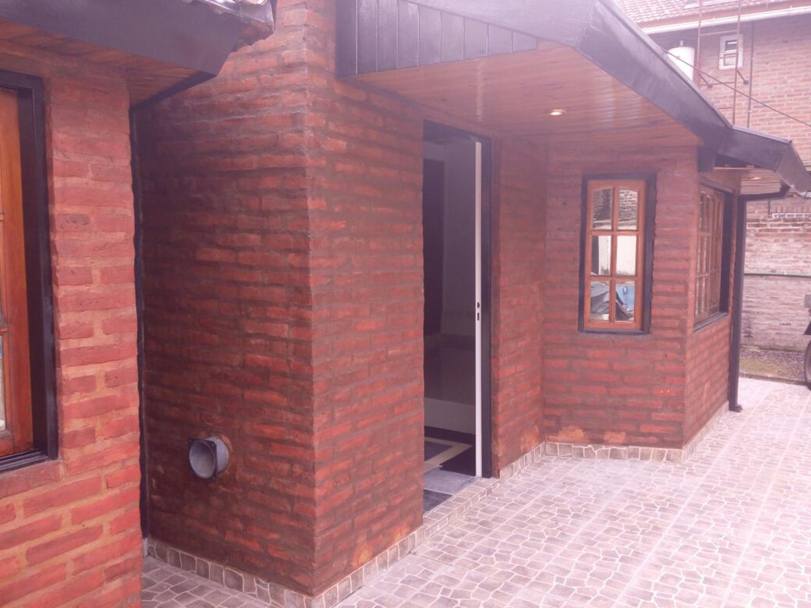 Venta. Villa de Mayo, sobre calle Cerviño. Casa en PH al fondo — foto 2