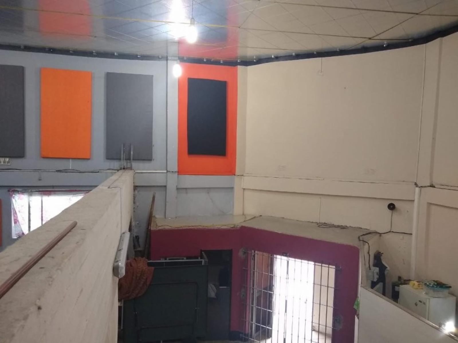 Venta Galpón en esquina Temperley - 9
