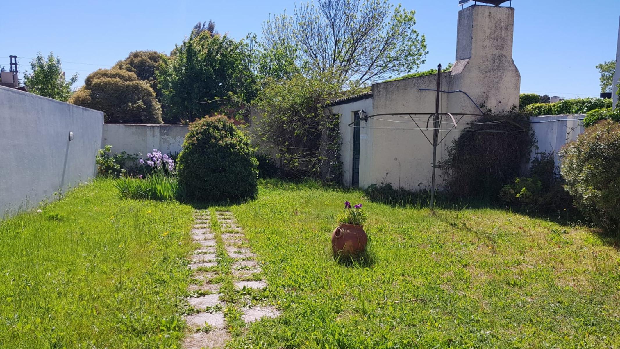 SE VENDE CASA con PARQUE en BARRIO RESIDENCIAL — foto 2