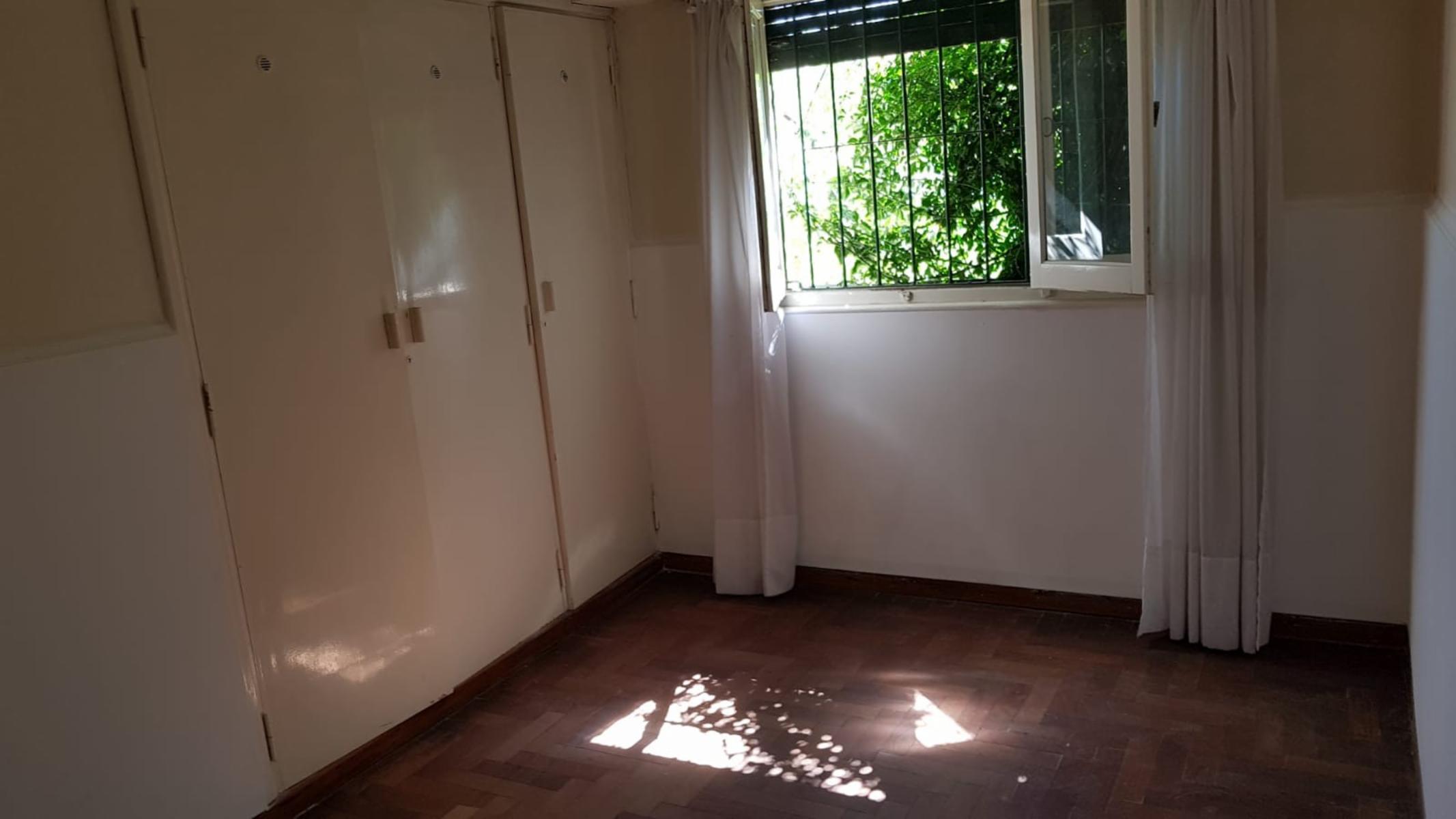 SE VENDE CASA con PARQUE en BARRIO RESIDENCIAL — foto 4