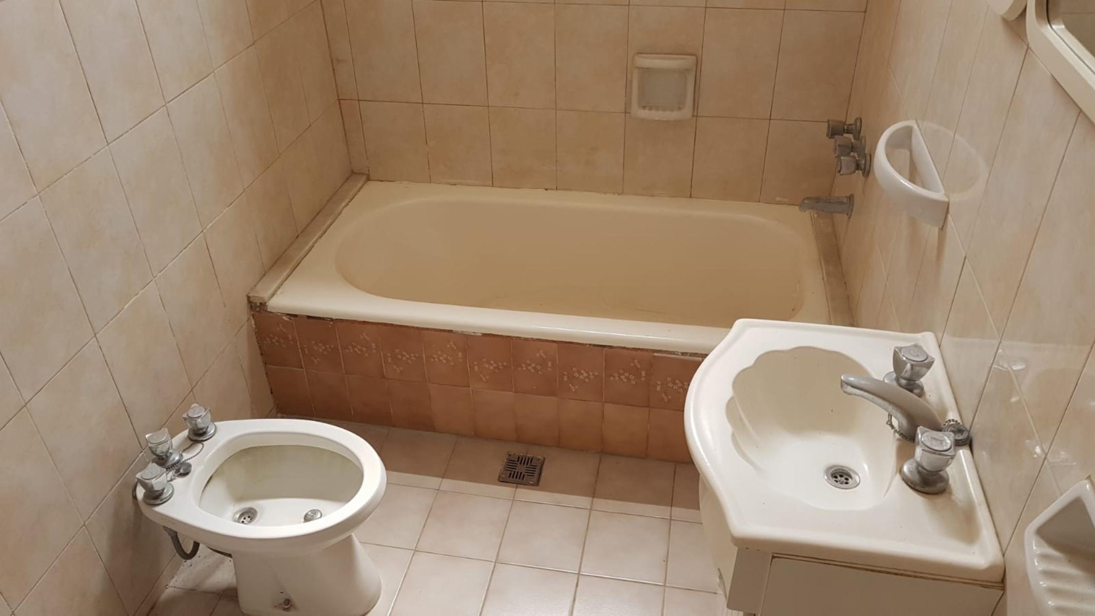 SE VENDE CASA con PARQUE en BARRIO RESIDENCIAL — foto 8