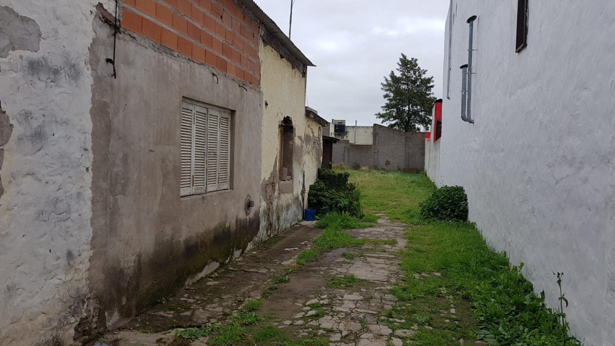 SE VENDE EXCELENTE DEMOLICION 10X50 DENTRO de las 4 AVENIDAS