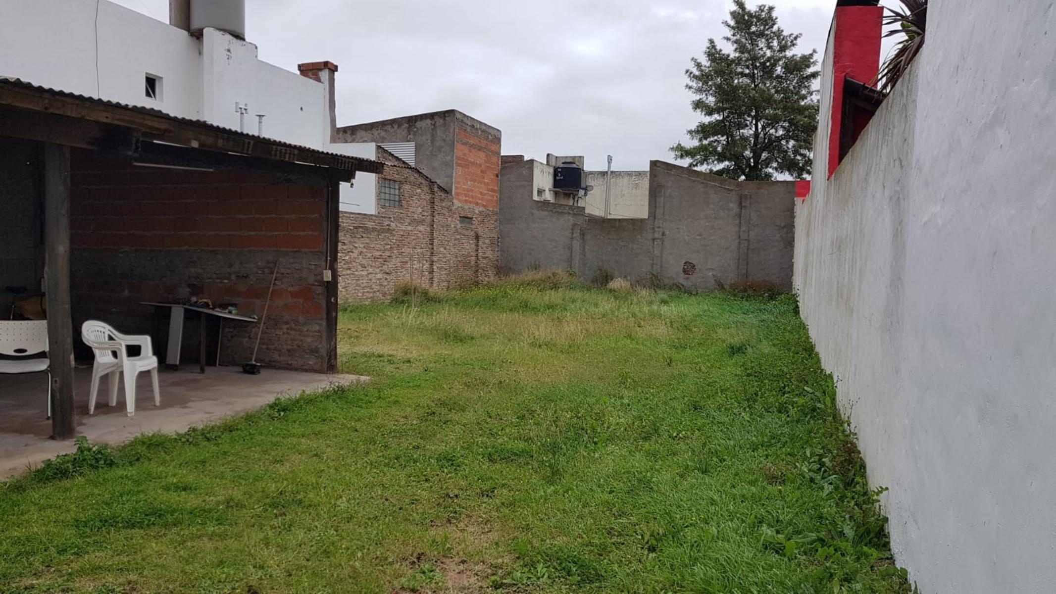 SE VENDE EXCELENTE DEMOLICION 10X50 DENTRO de las 4 AVENIDAS — foto 4