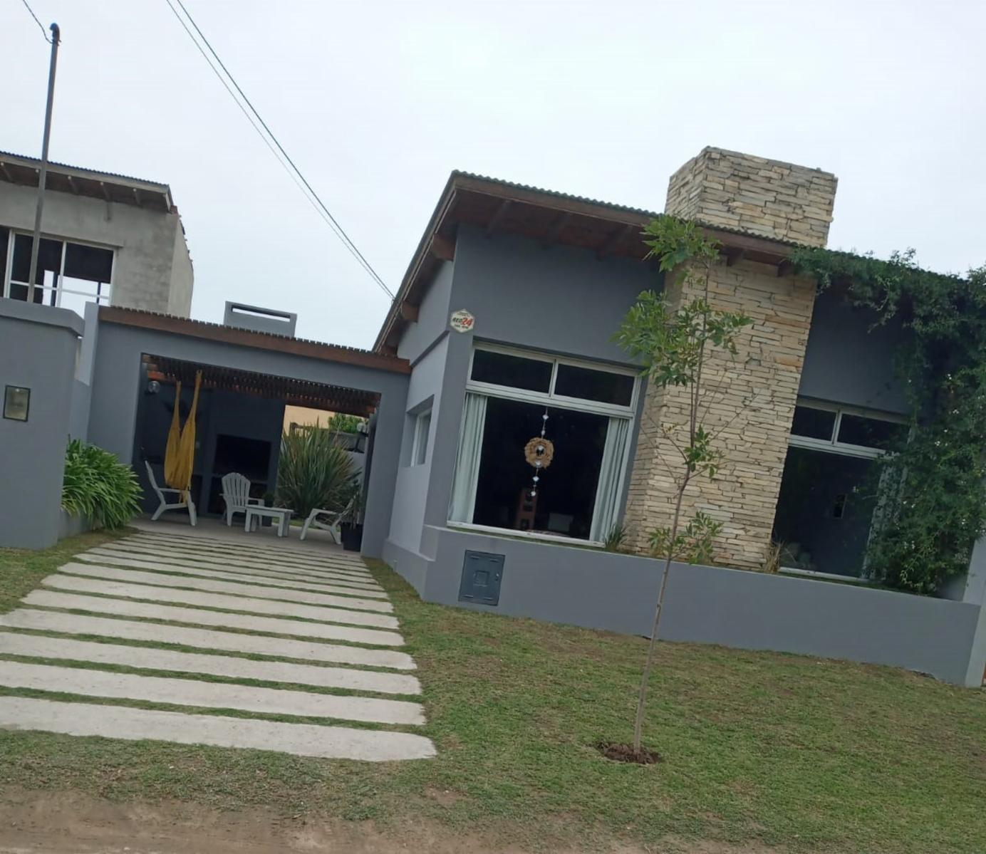 SE VENDE CASA IMPECABLE EN CLAROMECO