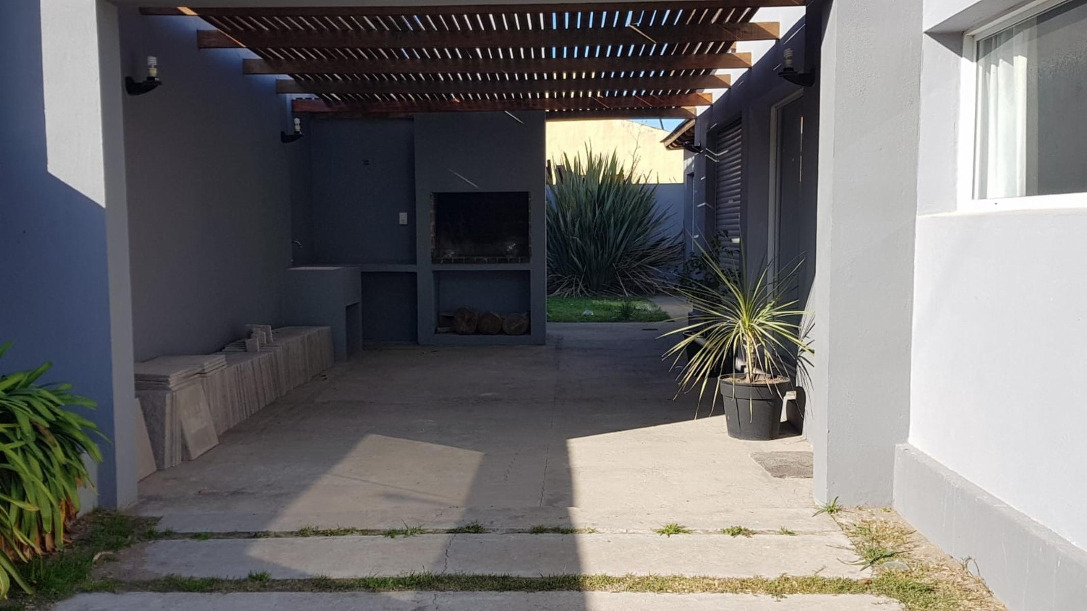 SE VENDE CASA IMPECABLE EN CLAROMECO — foto 2
