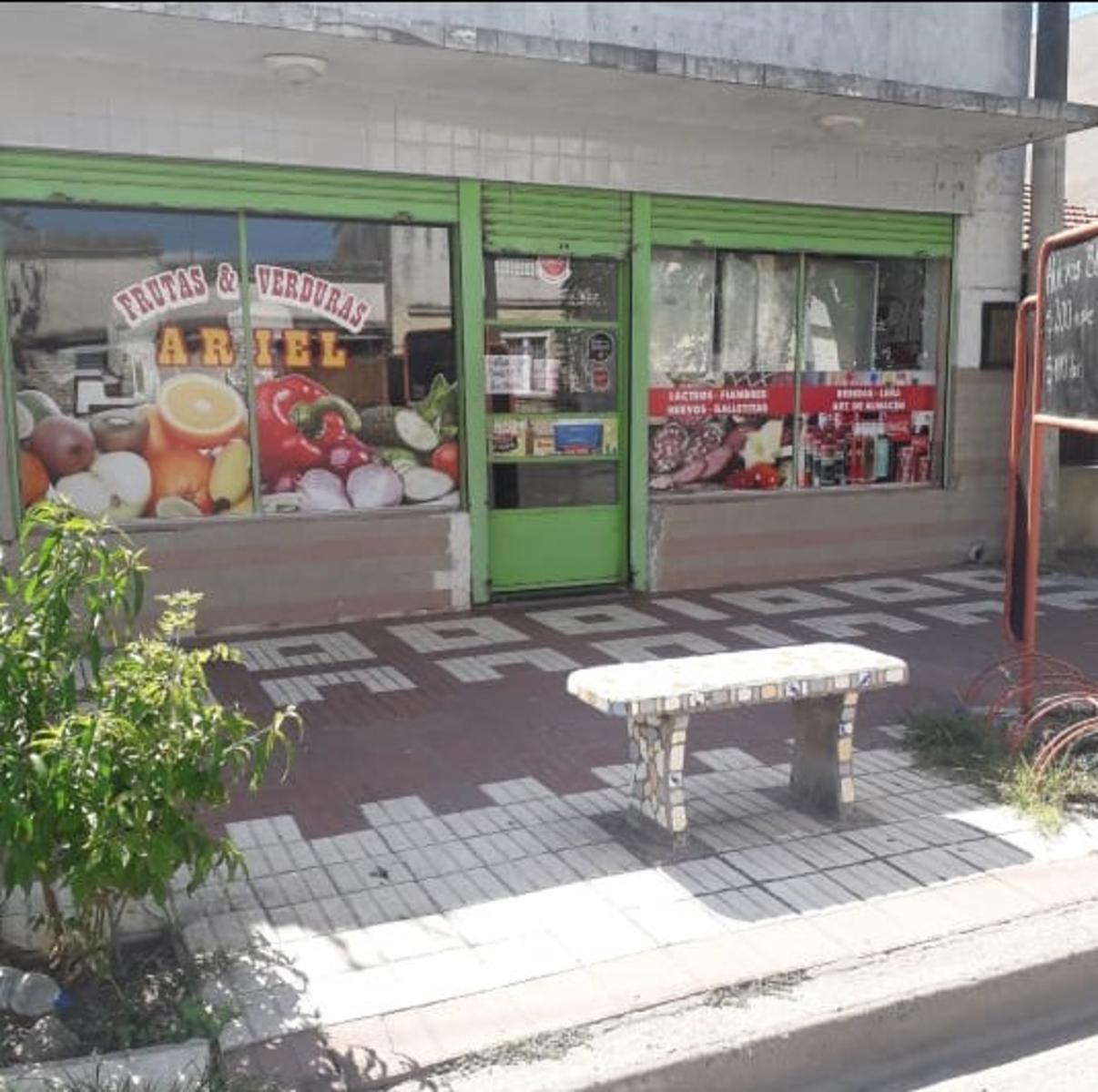 SE VENDE LOCAL a la CALLE TRES ARROYOS - 1