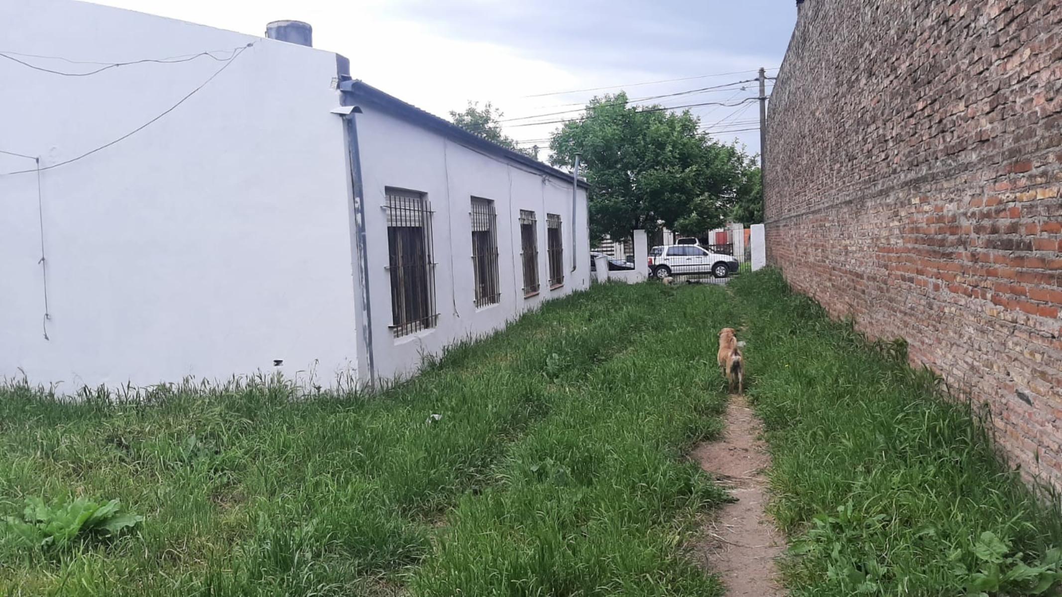 SE VENDE CASA en MAZZINI 600 LOTE 15X50