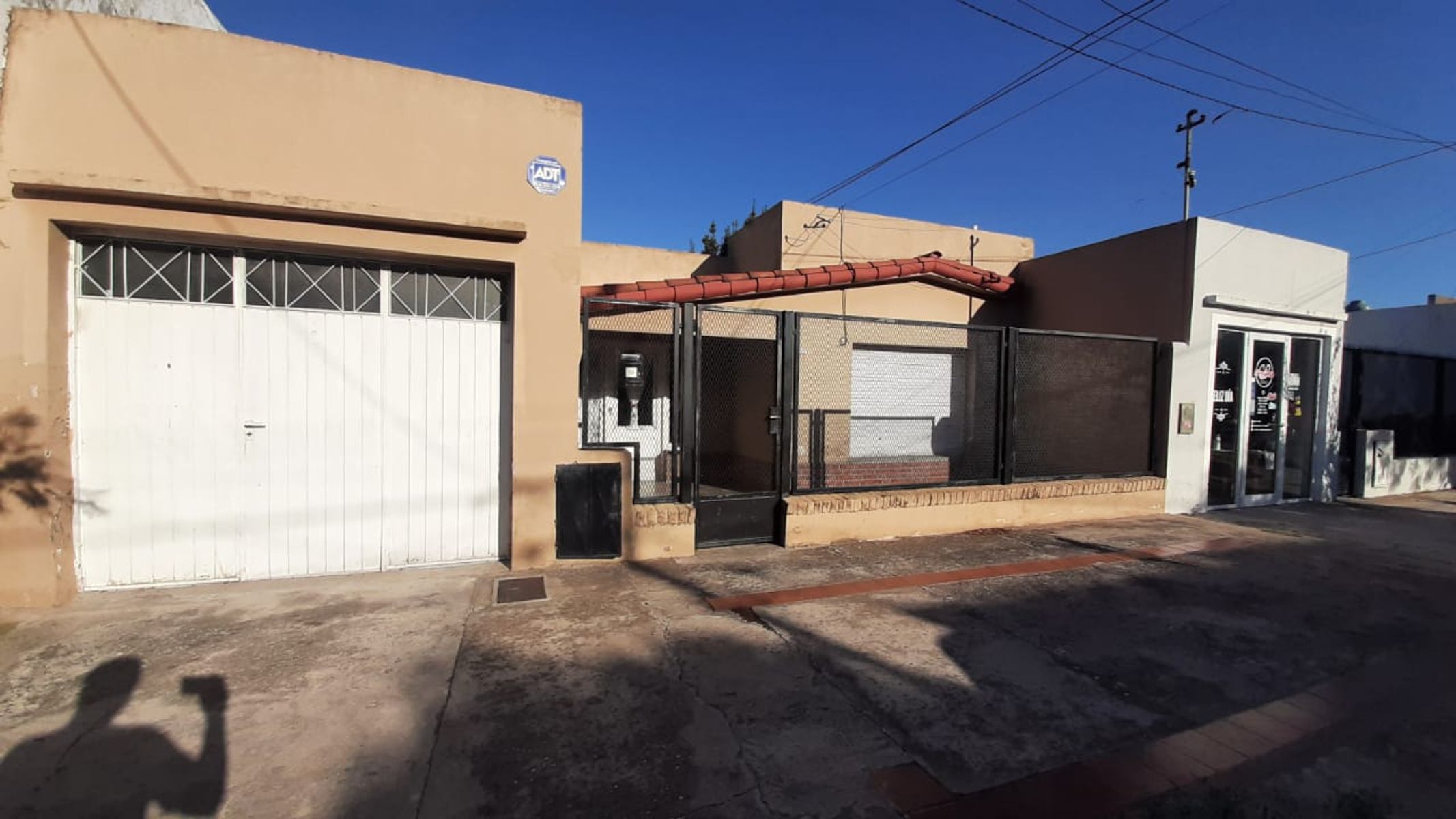 SE VENDE CASA 12 DE OCTUBRE 300 con QUINCHO