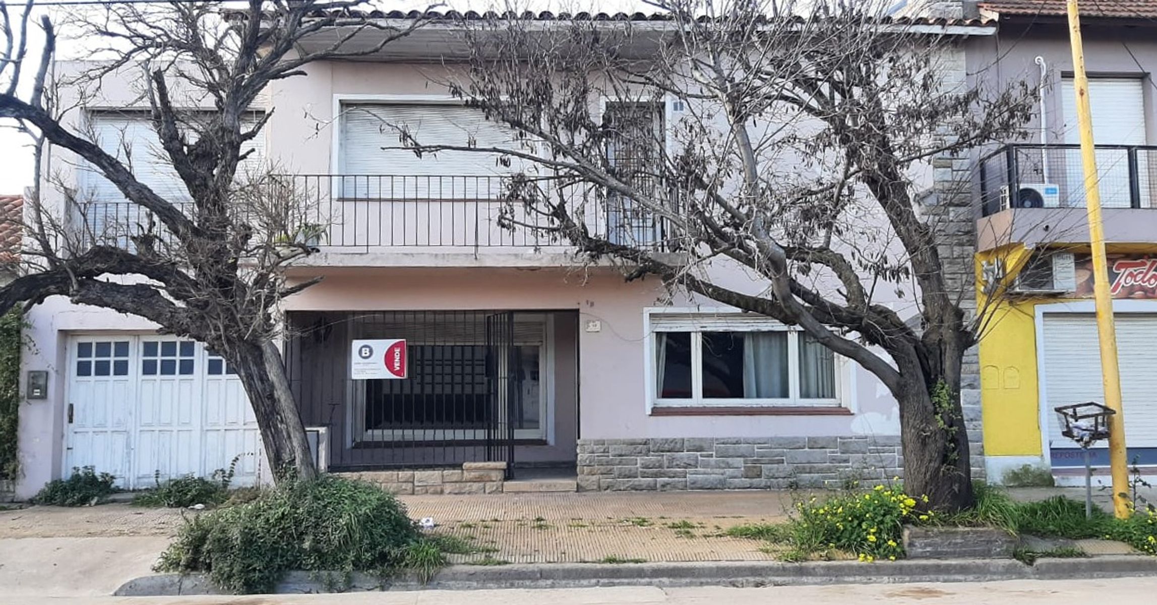 SE VENDE CASA sobre VELEZ SARSFIELD casi BELGRANO