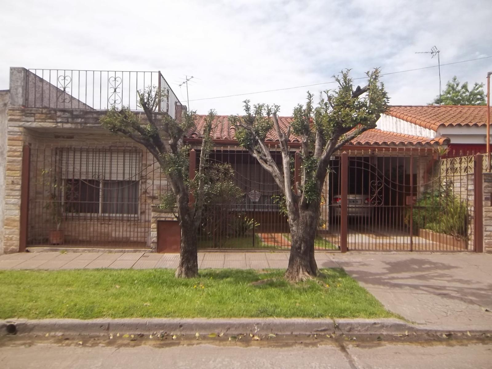 Villa Tesei: Amplia casa con parque y pileta. Escucha oferta