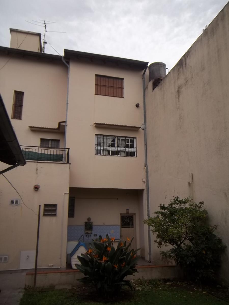 Hurlingham: Importante propiedad en Avenida Vergara.