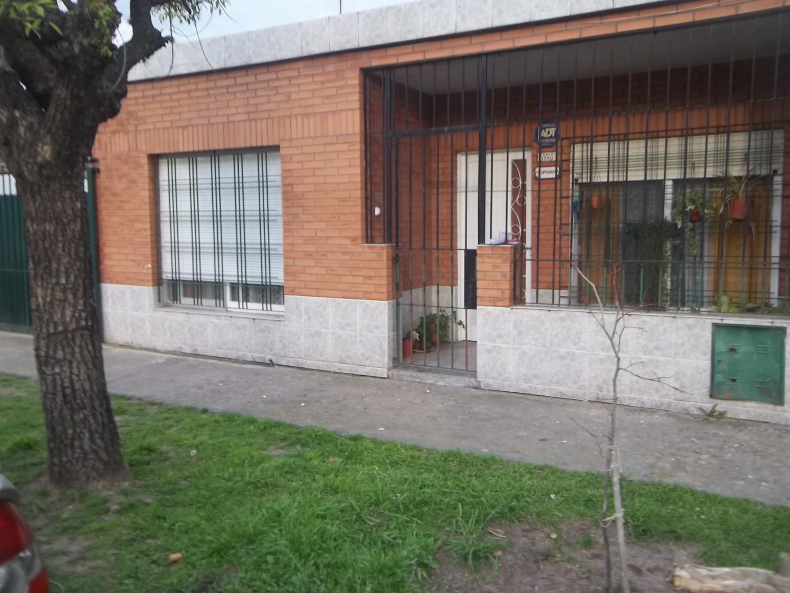Villa Tesei: Amplia casa. Ideal dos familias. APTO CRÉDITO.