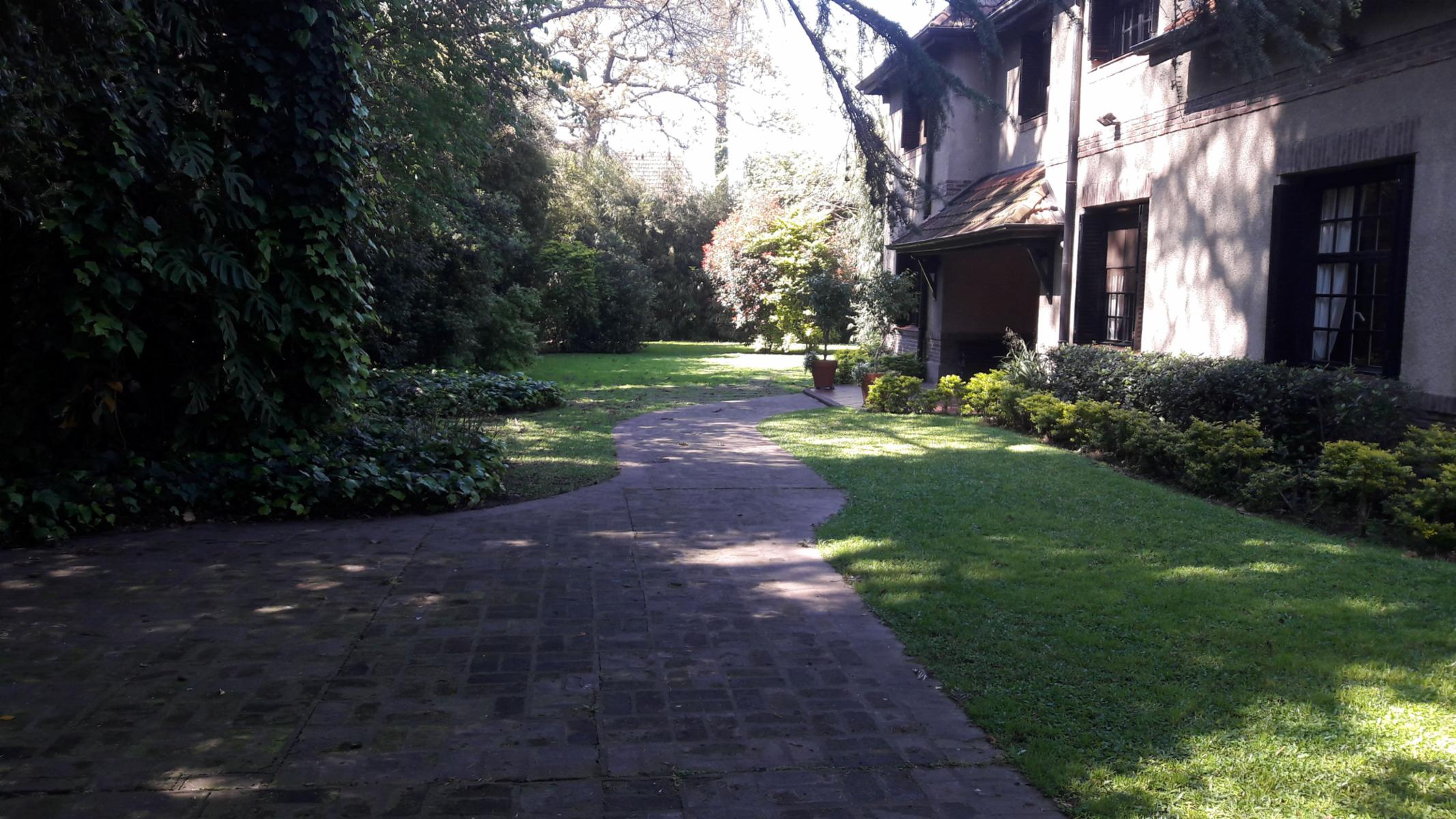 Hurlingham Importante propiedad sobre Av. Jauretche. La mejor zona — foto 8