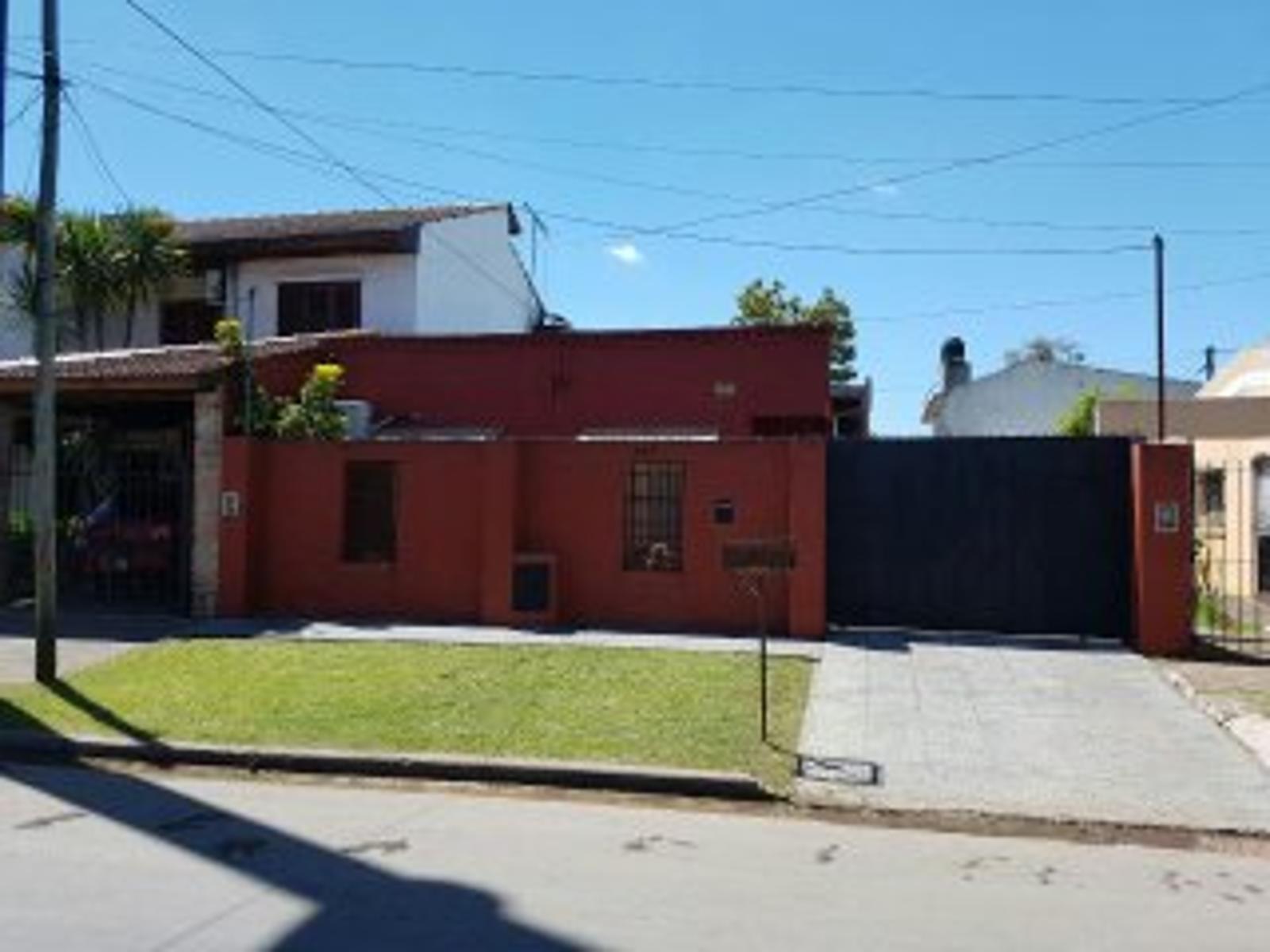 Ituzaingo: Chalet de 3 ambientes.