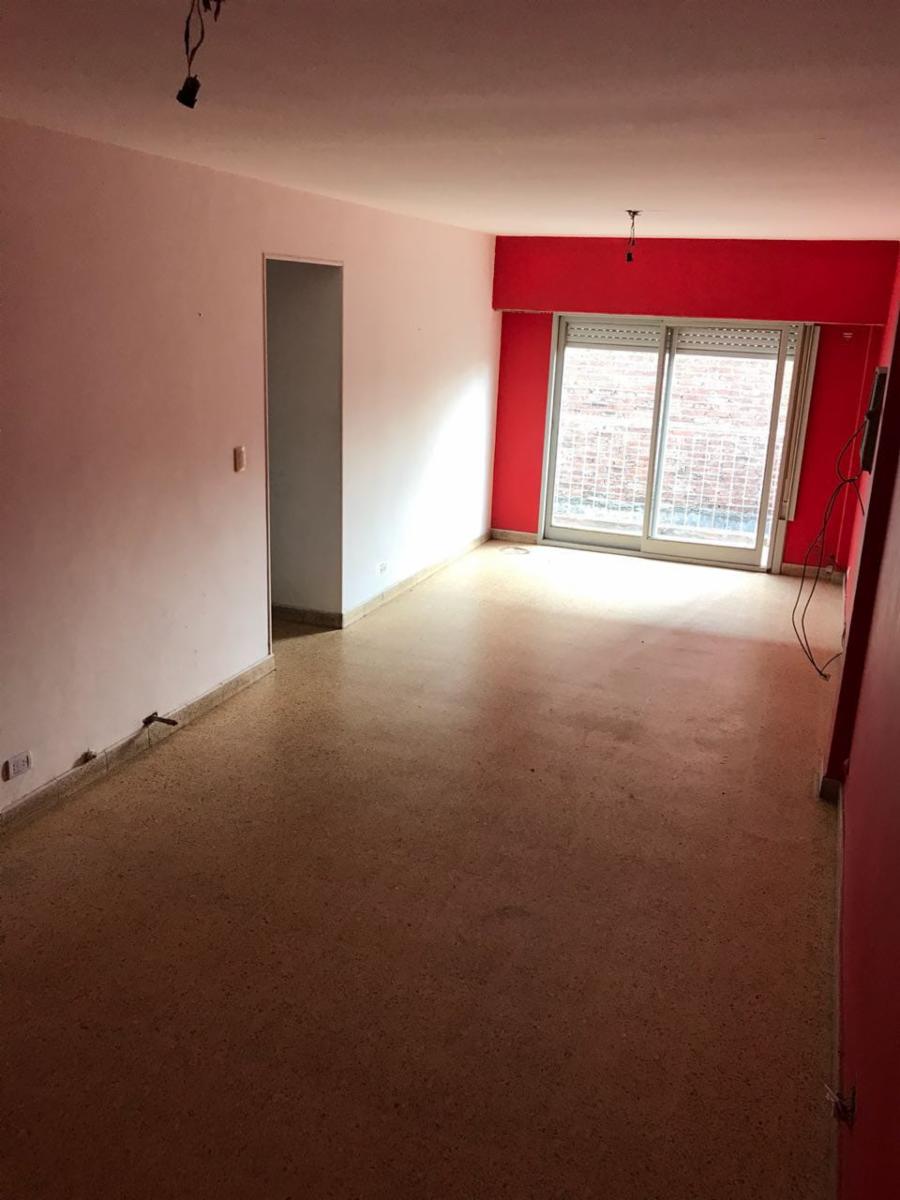 Excelente y amplio departamento de 4 ambientes.