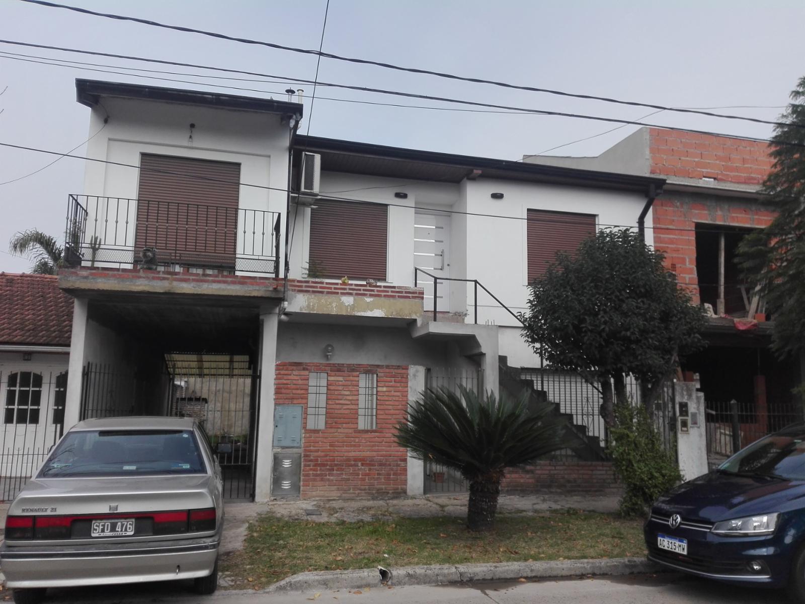 Castelar norte. Dos casas separadas de 3 ambientes cada una. Ideal 2 familias.