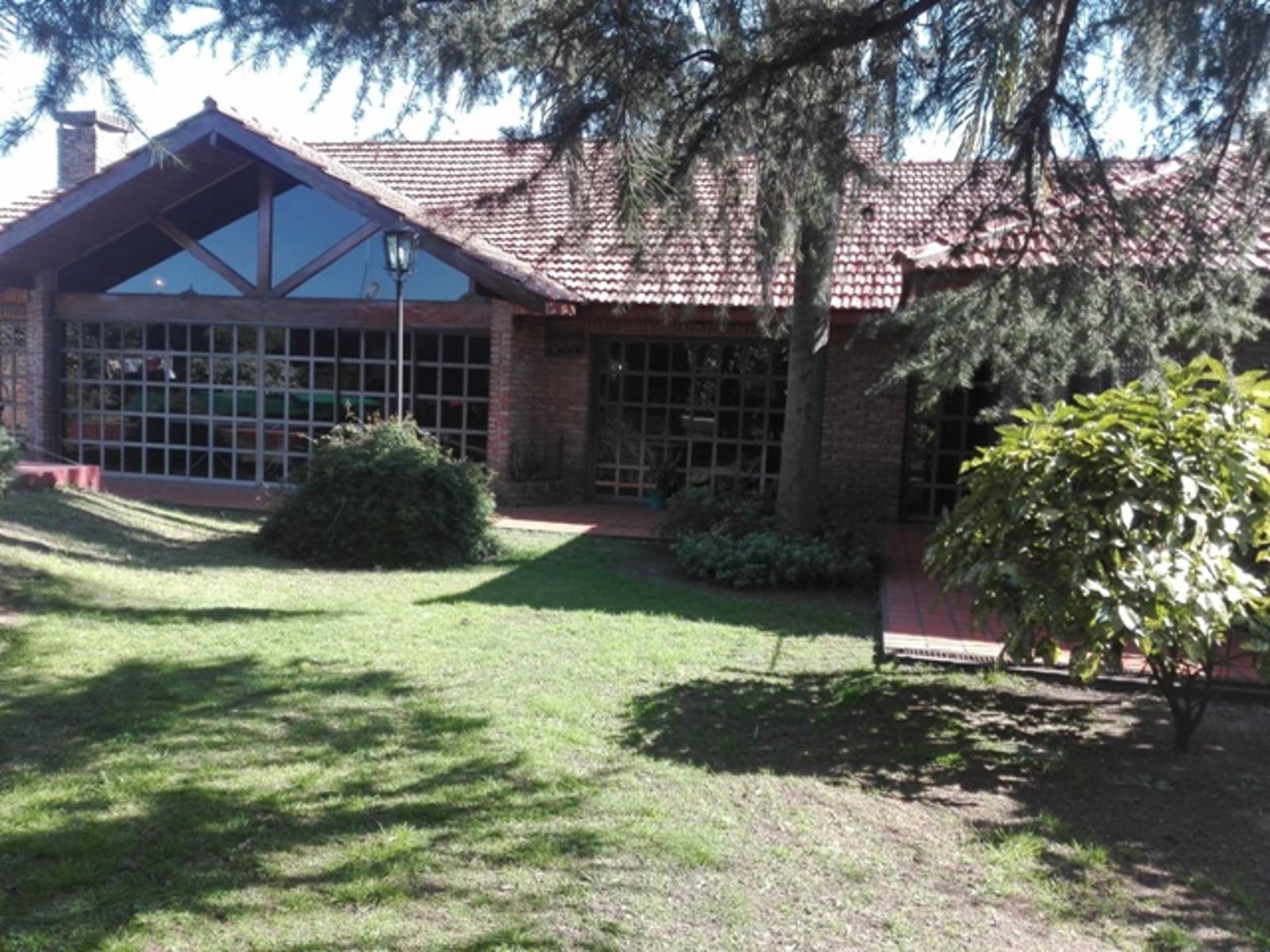 Espectacular casa quinta sobre 1600M2. De parque con quincho y piscina — foto 2