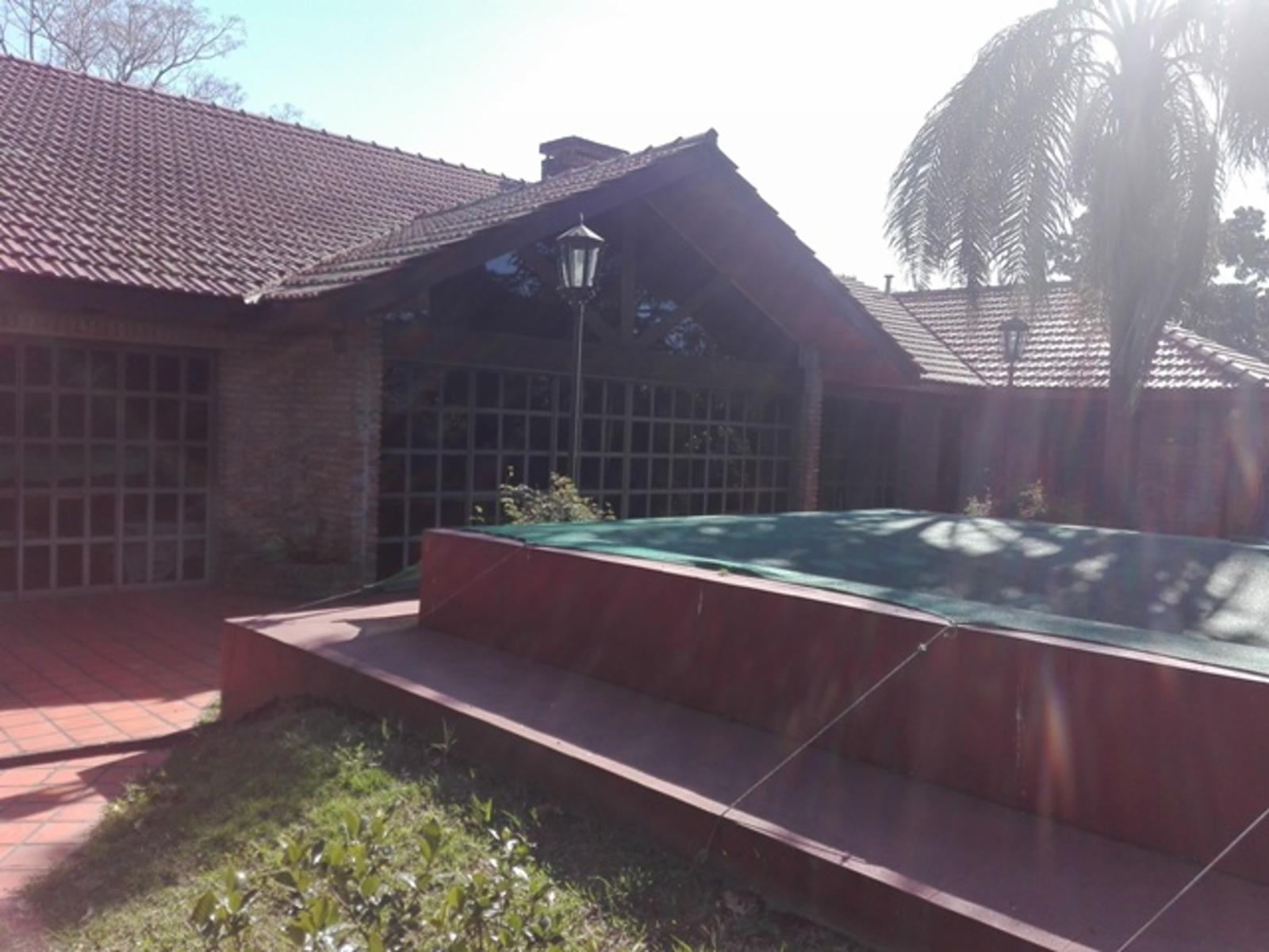 Espectacular casa quinta sobre 1600M2. De parque con quincho y piscina — foto 3