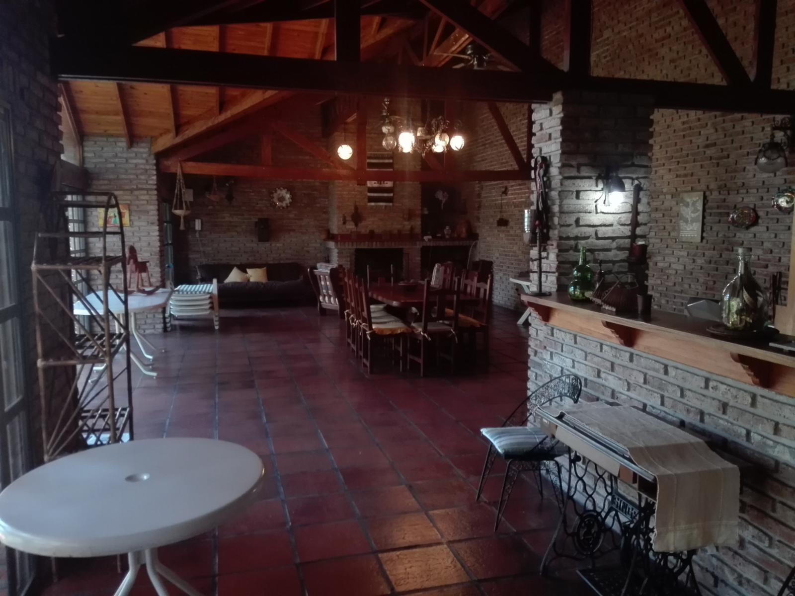 Espectacular casa quinta sobre 1600M2. De parque con quincho y piscina — foto 4
